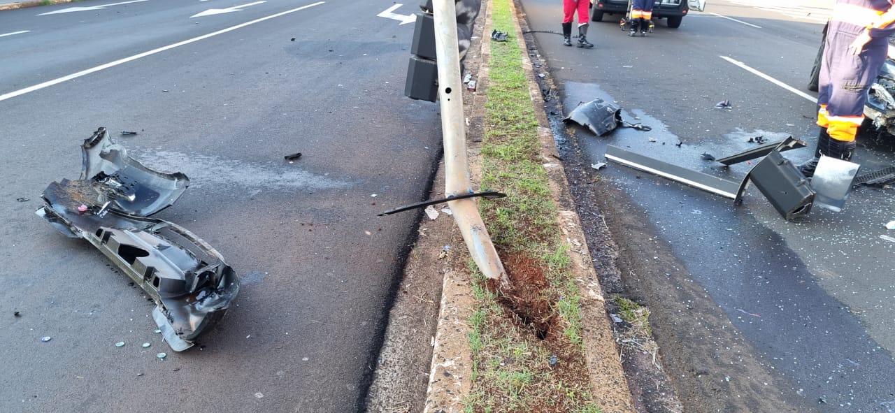 Foto 8 de 21 — Veículo de luxo se envolve em grave acidente na Via Expressa